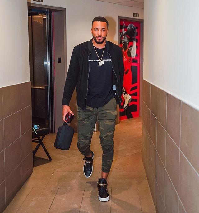 汪涵陪儿子马术比赛展现轻松生活面，体现家庭关怀与育儿智慧，引发网友热议。（汪涵陪儿参加马术赛，轻松生活与家庭关怀尽显，育儿智慧引发热议）