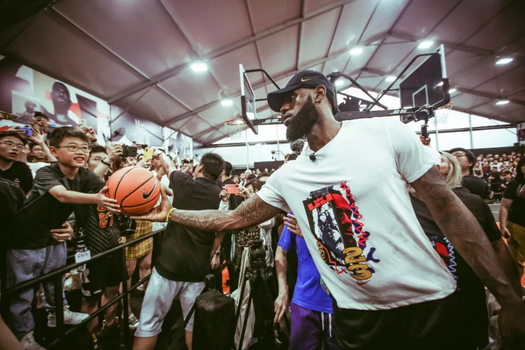 青岛足球赛场突发伤病潮（青岛足球赛场伤病潮来袭）