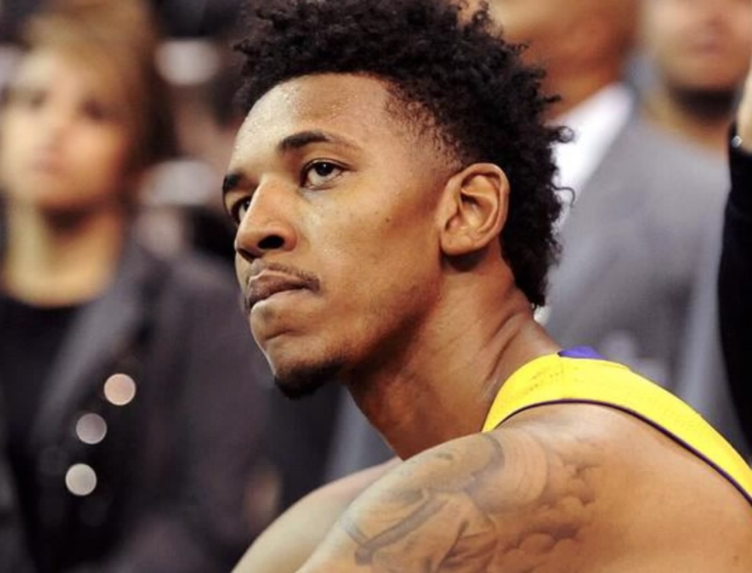 对抗&技术的结合！杨瀚森顶开对手后上下步反篮 打进本场比赛首球（力量与技巧并存！杨瀚森强顶防守后上下步反篮命中，拿下本场首分）