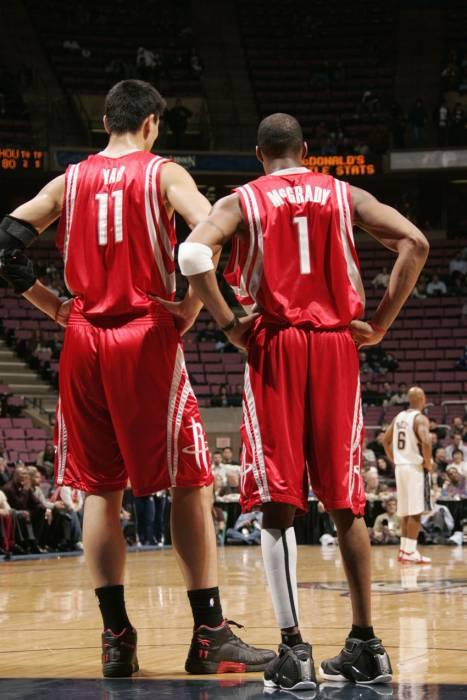 空中轰炸！王哲林内线连续暴扣 帮助上海缩小分差（篮下制霸！王哲林连环暴扣助上海迫近比分）