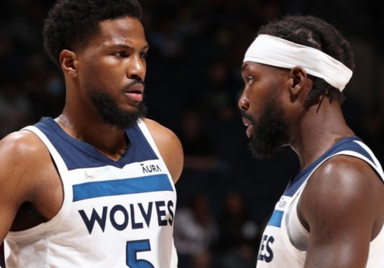 记者：汶马探赛后与海港助教约翰交换队服，两人曾在横滨合作（记者：赛后汶马探与海港助教约翰互换球衣，二人曾在横滨共事）