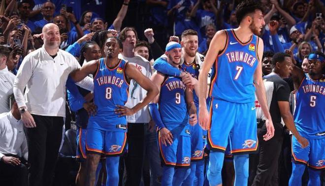 报价超十亿英镑，英媒：派拉蒙获得四年在英国的欧冠转播权（英媒称：派拉蒙以逾10亿英镑拿下英国地区四年欧冠转播权）