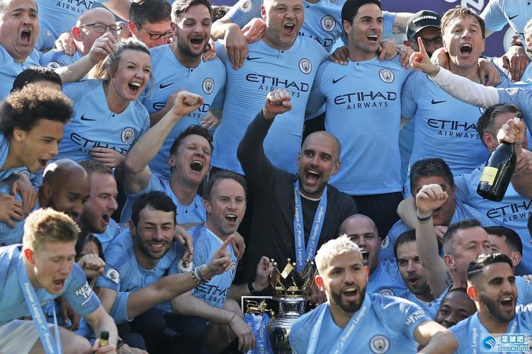 出战G联赛！杨瀚森入场一身浅色运动穿搭 卫衣上印着自己名字（杨瀚森出征G联赛，浅色运动装亮相，卫衣印有姓名）