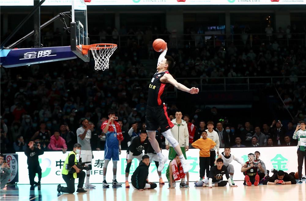 手不软！弗拉格持球强攻 对抗防守高抛打中追到1分（硬气出手！弗拉格强突顶防高抛命中，分差缩至1分）