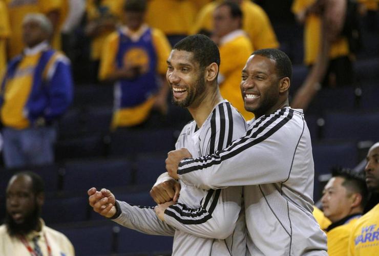 状元本色！弗拉格篮下接球原地起跳 单臂举火烧天暴扣惊艳全场（状元风采尽显！弗拉格篮下接应原地起飞，单臂擎天重扣惊艳全场）