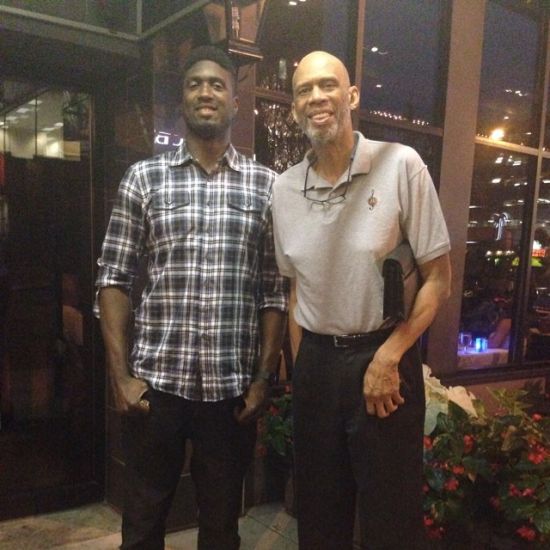 曼城对阵水晶宫，争夺英超争四及争冠席位，双方势均力敌，比赛充满看点。（曼城对决水晶宫：英超争四与争冠焦点战，双方势均力敌看点十足）