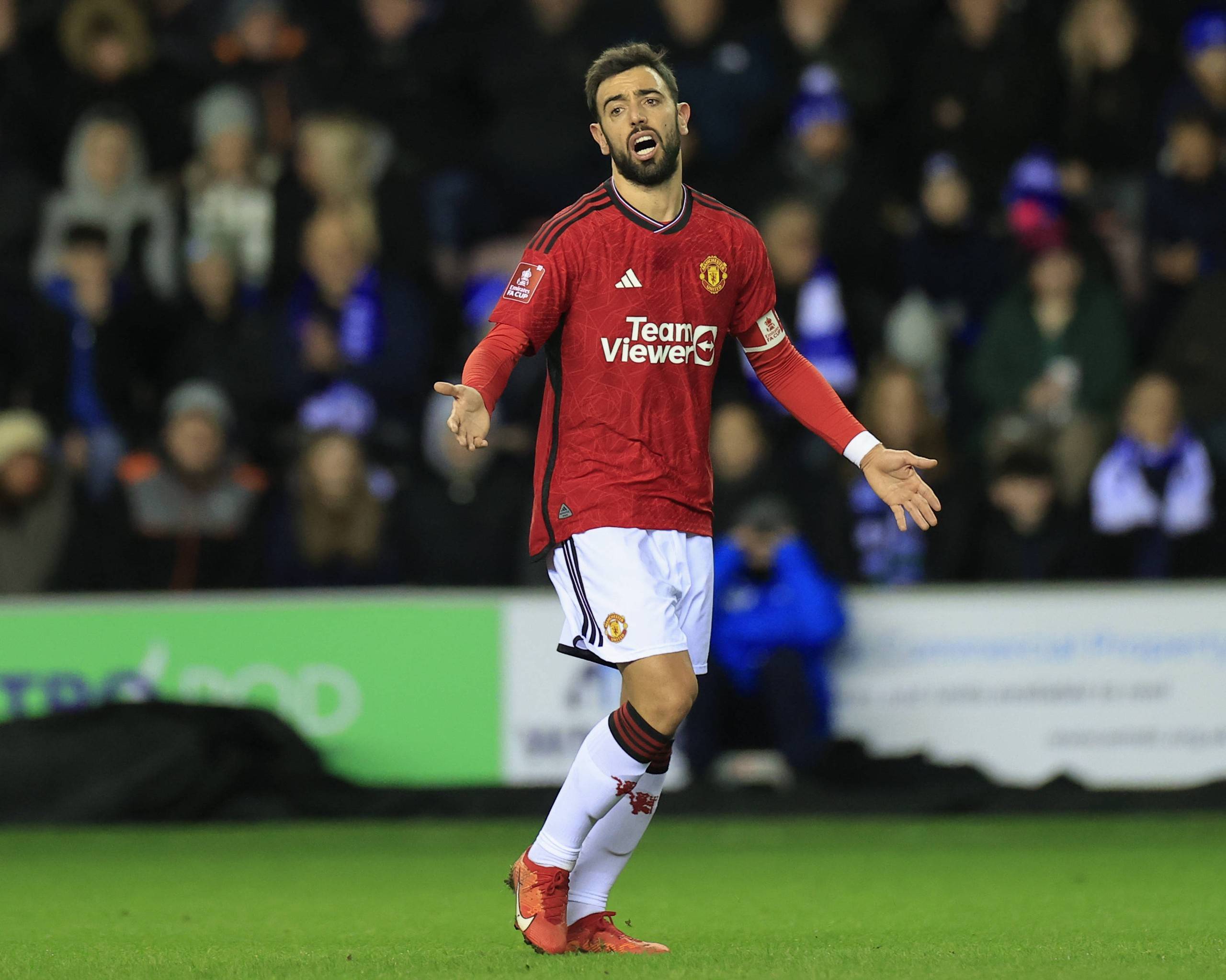 足球曝某豪门将出售队内三名老将，重建计划开启（曝足坛某豪门拟出售三名老将，重建进程启动）