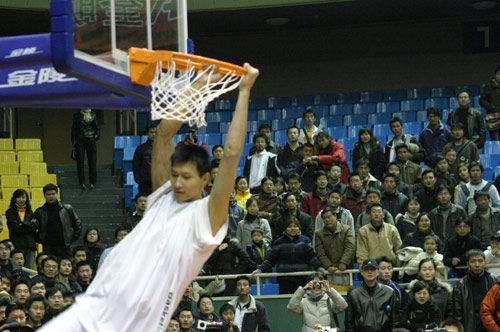 立足防守！克林根3中1拿到3分10板3助1断3帽（防守见长！克林根3投1中，贡献3分10篮板3助攻1抢断3盖帽）